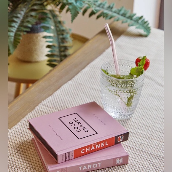 The Little Guide to Coco Chanel: Style to Live by | Chanel Coffee Table Book - Picture 8 of 11